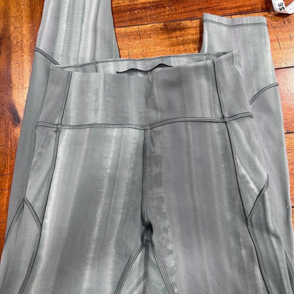 Lululemon In Movement Tight 25” - Picture 2 of 3